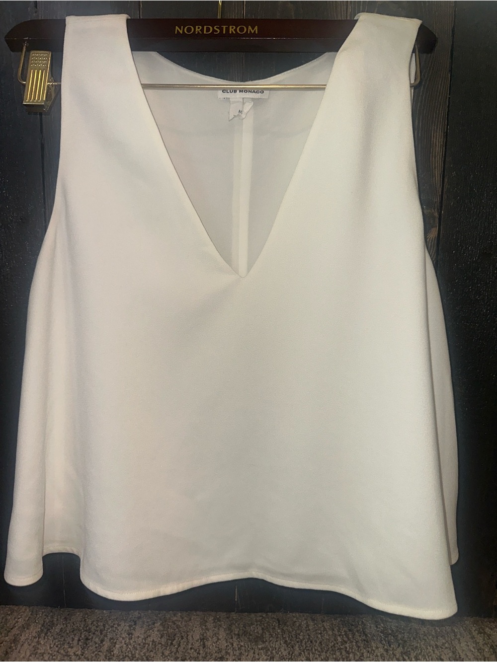 🏝️ Club Monaco Cream V-Neck Sleeveless Camisole
